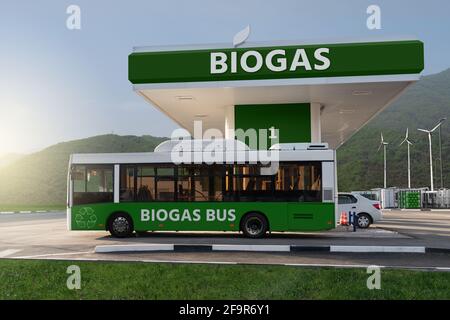 Autobus e auto alla stazione di rifornimento di biogas. Concetto di trasporto neutro dal carbonio Foto Stock