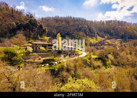 Vista aerea dal Colle di Castell dell'ambiente montuoso e delle foreste che circondano la bellissima città di Rupit, Catalogna, Spagna Foto Stock