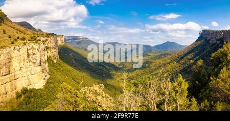 Grande vista panoramica delle Guillerie custodite dalle imponenti scogliere di Collsacabra. Parco naturale Guillerias y el Collsacabra, Catalogna, Spagna Foto Stock