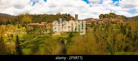 Vista panoramica da sta. Maddalena della città medievale di Rupit che rimane scalinata su una scogliera. Rupit. Catalogna, Spagna Foto Stock