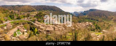 Grande vista panoramica aerea della città di Rupit visto dal punto di vista Soler, dove si può vedere la scogliera Agullola con l'intera città. Rupit, Cata Foto Stock