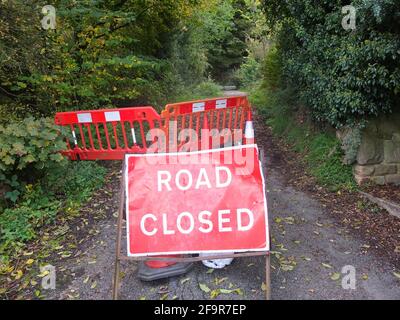 Cartello per la chiusura di una strada su una strada rurale remota a Stanton Lees nel Derbyshire, è stato chiuso a causa di una frana Foto Stock