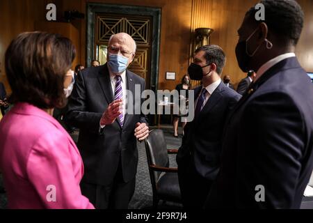 WASHINGTON, DC - APRILE 20: Il Senatore degli Stati Uniti Patrick Leahy (democratico del Vermont), Presidente, Comitato delle Stanziamenti del Senato degli Stati Uniti, seconda sinistra, parla con, da sinistra; il Segretario del Commercio degli Stati Uniti Gina Raimondo, Segretario dei Trasporti degli Stati Uniti Pete Buttigieg, E Michael S. Regan, Amministratore, Environmental Protection Agency (EPA), durante un'audizione del Comitato per le appropriazioni del Senato per esaminare il piano per l'occupazione americano, concentrandosi sulle infrastrutture, il cambiamento climatico, e investire nel futuro della nostra nazione martedì 20 aprile 2021 su Capitol Hill a Washington, DC.Credit: Oliver Contreras/Pool via CNP /M. Foto Stock