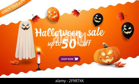 Vendita di Halloween, fino a 50 di sconto, bandiera arancione con fantasma, Jack zucca, palloncini di Halloween e foglie d'autunno Foto Stock