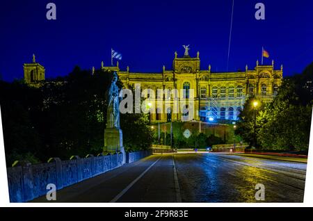 Maximilianeum durante la notte - parlamento di Stato bavarese con bandiere a Monaco, Baviera Germania Foto Stock