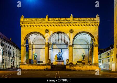 Odeonplatz Feldherrnhalle e in serata, Monaco di Baviera, Germania Foto Stock