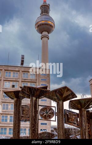 13 maggio 2019 Berlino, Germania - Alexanderplatz e la Fontana dell'amicizia internazionale, dei mosaici e dell'arte della scultura Foto Stock