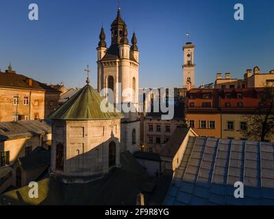 vista aerea del tramonto sopra la città vecchia europea. chiesa campanile. architettura. drone sparare Foto Stock