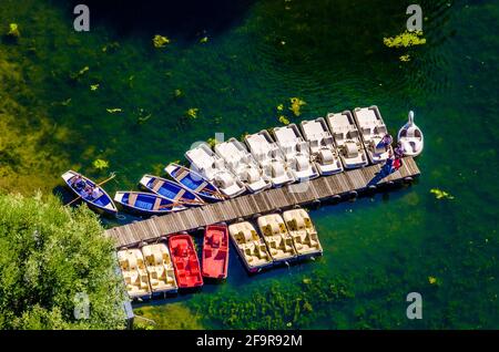 vista aerea di un gruppo di barche a remi unite ad un molo Foto Stock