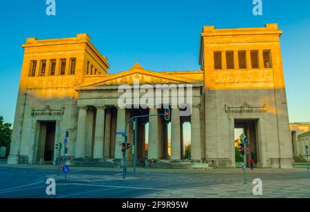Arco monumentale su koenigsplatz nella città tedesca di monaco durante il tramonto Foto Stock