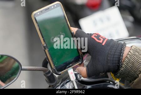 Bangkok, Thailandia. 20 Apr 2021. Un primo piano di un telefono cellulare e l'app Grab. Durante la pandemia Covid-19 la rete di servizi di consegna di cibo a casa Grab si è ampliata con migliaia di ex motociclisti in taxi a livello nazionale che si sono passati al servizio di consegna Grab tramite l'app Grab online. I clienti possono ordinare online i loro piatti thailandesi e occidentali preferiti da una varietà di ristoranti locali e popolari a Bangkok. (Foto di Paul Lakatos/SOPA Images/Sipa USA) Credit: Sipa USA/Alamy Live News Foto Stock