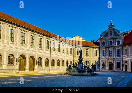 Monaco di Baviera, Germania - il cortile ottagonale chiamato cortile delle fontane (Brunnenhof) è uno dei dieci cortili del Palazzo Residenz. Il bronzo Wittelsbach F. Foto Stock