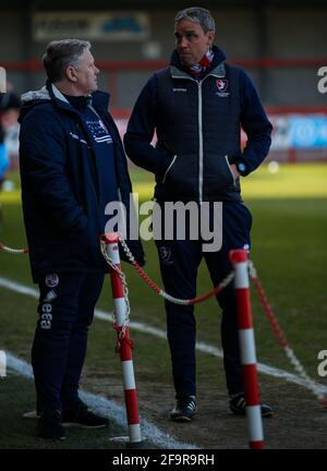 Michael Duff (a destra), direttore della città di Cheltenham, parla con John Yems, direttore della città di Crawley, prima della partita della Sky Bet League Two al People's Pension Stadium di Crawley. Data immagine: Venerdì 16 aprile 2021. Foto Stock