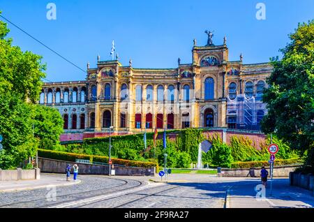 Maximilianeum - parlamento di Stato bavarese con bandiere a Monaco, Baviera Germania Foto Stock