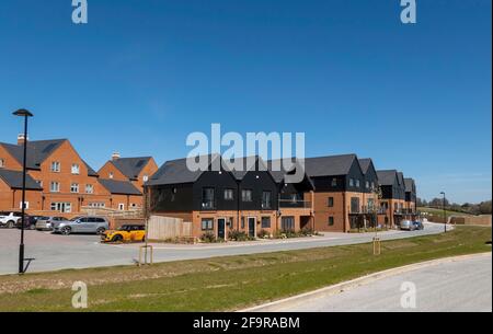 Winchester, Hampshire, Inghilterra, Regno Unito. 2021. Nuovo alloggio a nord di Winchester con alcuni in costruzione. Foto Stock