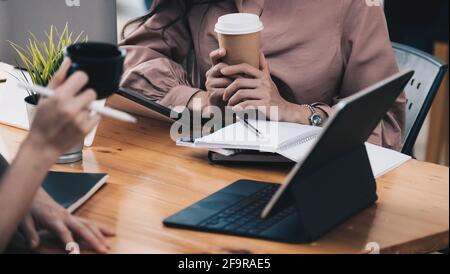 Il team aziendale incontra present.professional investitori che lavorano con il compito dei responsabili finanziari. Con il tablet digitale Foto Stock