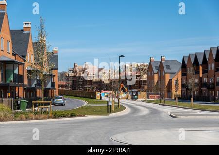 Winchester, Hampshire, Inghilterra, Regno Unito. 2021. Nuovo alloggio a nord di Winchester con alcuni in costruzione. Foto Stock