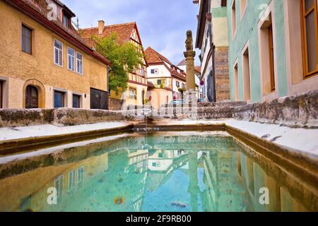 Germania idilliaca. Strada colorata e fontana nella città medievale tedesca di Rothenburg ob der Tauber vista. Regione bavarese della Germania Foto Stock