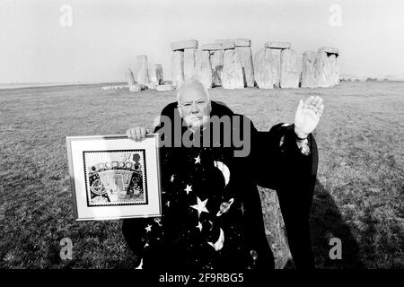 L'astronomo Patrick Moore lancia un nuovo francobollo a Stonehenge nel dicembre 1990. Foto Stock