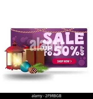 Offerta di Natale, fino a 50 di sconto, banner 3D viola con regalo, lanterna vintage, ramo albero di Natale con un cono e una palla di Natale Foto Stock