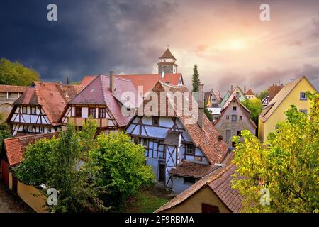 Rothenburg ob der Tauber ospita tetti vista dalle mura della città, regione bavarese della Germania Foto Stock