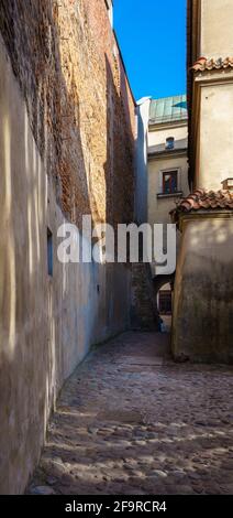 Vista sulla strada medievale di Ku Farze Street nel Città vecchia di Lublino in luce solare Foto Stock