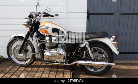 Bordeaux , Aquitaine Francia - 12 28 2020 : Triumph bonneville t100 moto in stile vintage retro parcheggiato all'aperto Foto Stock