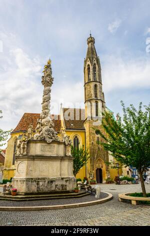 FO ter - la piazza principale della città ungherese Sopron comprende la colonna della santissima trinità e la chiesa di Goat Foto Stock