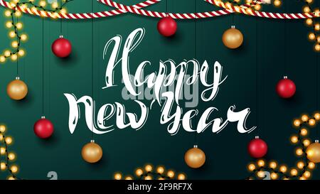 Felice anno nuovo, biglietto d'auguri orizzontale verde con belle scritte e decorazioni natalizie, modello con parete con decorazioni natalizie Foto Stock