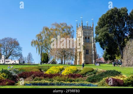 Evesham Abbey Gardens al sole di primavera, Worcestershire, Inghilterra, Regno Unito Foto Stock