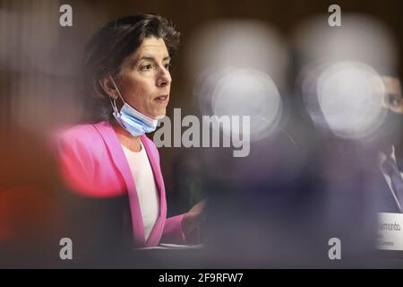 Washington, Stati Uniti. 20 Apr 2021. Il Segretario al Commercio Gina Raimondo testimonia di fronte ad un'audizione del Comitato per le appropriazioni del Senato per esaminare il piano per l'occupazione americano presso il Campidoglio degli Stati Uniti a Washington DC, martedì 20 aprile 2021. Foto in piscina di Oliver Contreras/UPI Credit: UPI/Alamy Live News Foto Stock