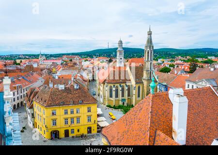 Vista aerea della piazza principale Nella città ungherese Sopron, inclusa la colonna della santissima trinità e. La chiesa di Goat Foto Stock