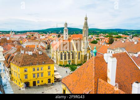 Vista aerea della piazza principale Nella città ungherese Sopron, inclusa la colonna della santissima trinità e. La chiesa di Goat Foto Stock