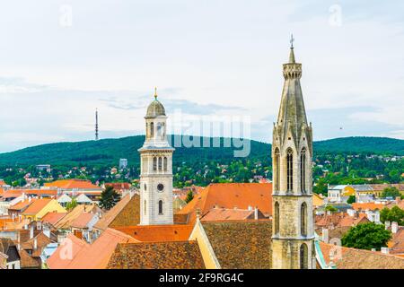 Vista aerea della piazza principale Nella città ungherese Sopron, inclusa la colonna della santissima trinità e. La chiesa di Goat Foto Stock