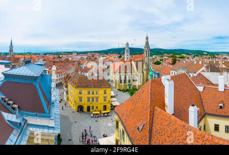 Vista aerea della piazza principale Nella città ungherese Sopron, inclusa la colonna della santissima trinità e. La chiesa di Goat Foto Stock