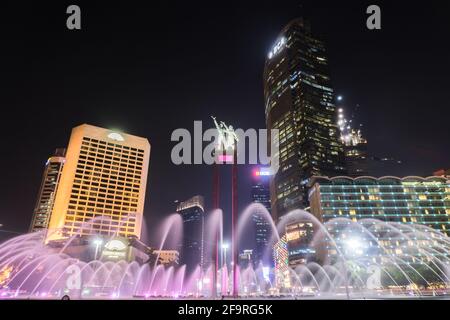 Lunga esposizione della statua di benvenuto di notte nel centro sulla città di Giacarta, INDONESIA Foto Stock