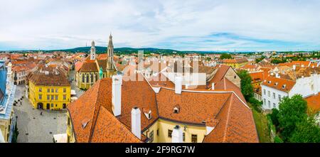 Vista aerea della piazza principale Nella città ungherese Sopron, inclusa la colonna della santissima trinità e. La chiesa di Goat Foto Stock