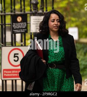 Londra, Regno Unito. 20 Apr 2020. Il Dr Nikita Kanani, ( Nikki Kanani ) direttore medico delle cure primarie per l'Inghilterra NHS, arriva a Downing Street per la conferenza stampa Covid Credit: Ian Davidson/Alamy Live News Foto Stock