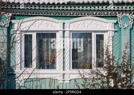 Platband intagliate sulle finestre in stile russo, da vicino, Russia. Foto Stock