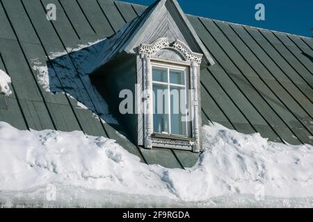 Platband intagliate sulle finestre in stile russo, da vicino, Russia. Foto Stock