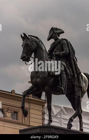 13 maggio 2019 Berlino, Germania - la statua equestre di Federico il Grande, una scultura all'aperto in bronzo fuso all'estremità orientale di Unter den Linden Foto Stock