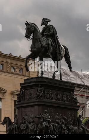 13 maggio 2019 Berlino, Germania - la statua equestre del re Federico II di Prussia (Friedrich il Grande) all'estremità orientale di via Unter den Linden Foto Stock