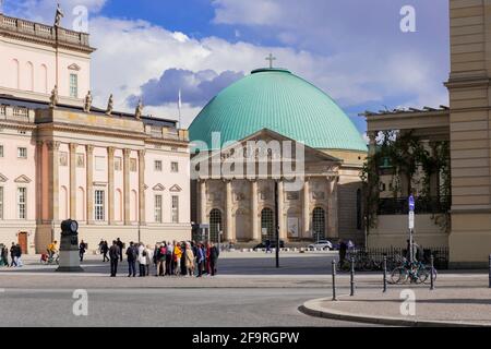 13 maggio 2019 Berlino, Germania - Gruppo di turisti, Cattedrale di Sant'Edvige o Cattedrale di Sankt Hedwig, Cattedrale cattolica romana, Bebelplatz. Foto Stock