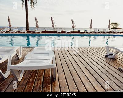 sedie a sdraio sulla spiaggia piscina balletto lasciando andare all'interno esterno Foto Stock