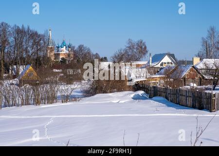 Villaggio di Dunilovo, regione di Ivanovo in una soleggiata giornata invernale, la Russia. Foto Stock