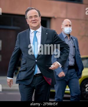 Berlino, Germania. 20 Apr 2021. Armin Laschet (CDU), Ministro Presidente della Renania Settentrionale-Vestfalia e candidato al cancelliere della CDU/CSU, arriva per un'intervista nel quartiere governativo sulla Sprea. Credit: Kay Nietfeld/dpa/Alamy Live News Foto Stock