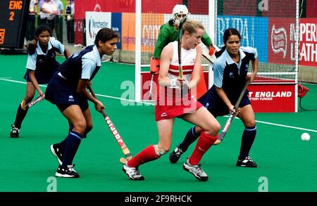 GIOCHI DEL COMMONWEALTH MANCHESTER WOMANS HOCKEY FINALE INGHILTERRA V INDIA 3/8/2002 HELEN GRANT IMMAGINE DAVID ASDHOWN.COMMONWEALTH GIOCHI MANCHESTER Foto Stock