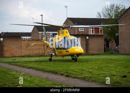 Sydenham Estate, Leamington Spa, Regno Unito. 20 aprile 2021: Warwickshire e Northamptonshire Air Ambulance sono stati rimbalzati a un incidente sulla giunzione di Gainsborough Drive e Sydenham Drive sulla Sydenham Estate di South Leamington Martedì pomeriggio. Un motociclista è stato coinvolto, ed è chiaro che il pilota è stato trasportato in ospedale attraverso l'ambulanza terrestre. Credit: Ryan Underwood / Alamy Live News Foto Stock