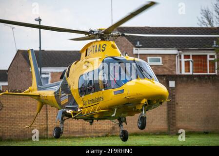 Sydenham Estate, Leamington Spa, Regno Unito. 20 aprile 2021: Warwickshire e Northamptonshire Air Ambulance sono stati rimbalzati a un incidente sulla giunzione di Gainsborough Drive e Sydenham Drive sulla Sydenham Estate di South Leamington Martedì pomeriggio. Un motociclista è stato coinvolto, ed è chiaro che il pilota è stato trasportato in ospedale attraverso l'ambulanza terrestre. Credit: Ryan Underwood / Alamy Live News Foto Stock