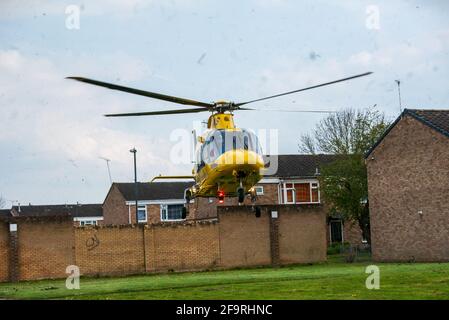 Sydenham Estate, Leamington Spa, Regno Unito. 20 aprile 2021: Warwickshire e Northamptonshire Air Ambulance sono stati rimbalzati a un incidente sulla giunzione di Gainsborough Drive e Sydenham Drive sulla Sydenham Estate di South Leamington Martedì pomeriggio. Un motociclista è stato coinvolto, ed è chiaro che il pilota è stato trasportato in ospedale attraverso l'ambulanza terrestre. Credit: Ryan Underwood / Alamy Live News Foto Stock